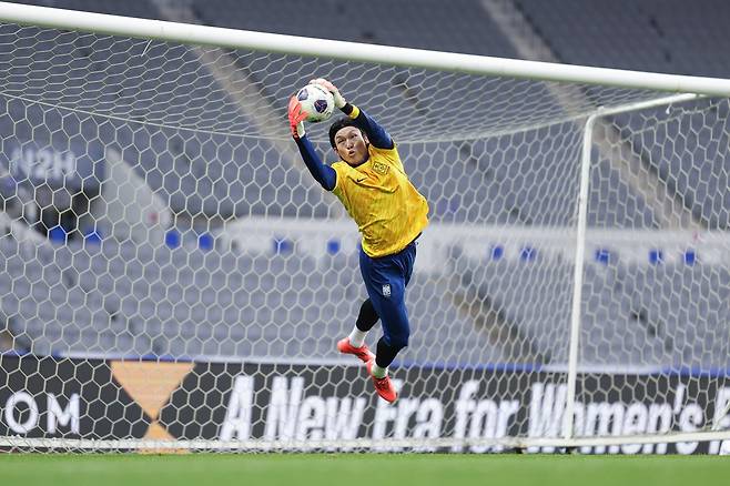 축구국가대표팀 골키퍼 김승규(사진)는 지난해 1월 입은 오른쪽 십자인대 부상을 털어내고 4번째 월드컵 출전과 센추리클럽 가입을 향한 도전을 이어간다. 대표팀 동료 이재성과 소속팀 동료 나가토모의 존재는 그에게 큰 힘이다. 사진제공│대한축구협회