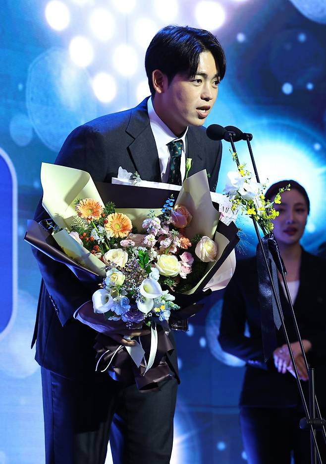 KIA 이태양이 24일 서울 송파구 롯데호텔월드에서 열린 올 시즌 KBO리그 시상식에서 퓨처스(2군) 북부리그 승리상을 수상한 뒤 소감을 전하고 있다. 뉴시스