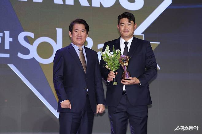 SSG 노경은(오른쪽)이 24일 서울 롯데호텔월드 크리스탈볼룸에서 열린 ‘2025 신한 SOL 뱅크 KBO 시상식’에서 홀드상을 수상한 뒤 조계현 KBO 전력강화위원장과 기념사진을 촬영하고 있다. 사진제공|KBO