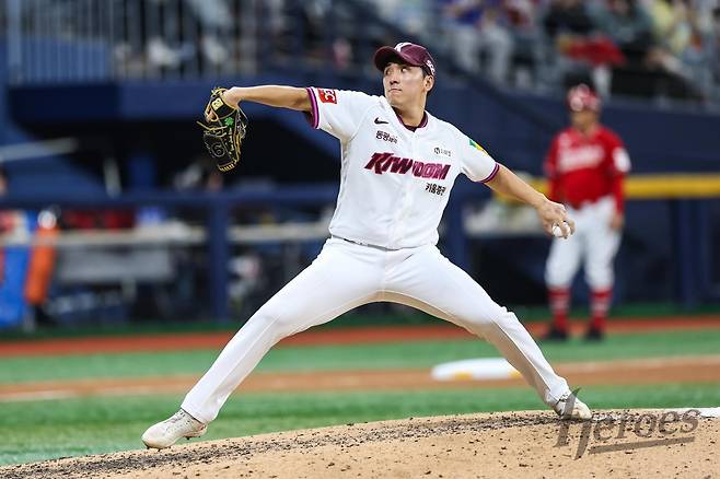 키움 좌투수 윤석원이 팔꿈치 부상으로 상무 입대를 철회했다. 윤석원은 “상무 입대가 무산돼 아쉽지만, 팔꿈치 회복이 최우선이다. 치료와 재활에 집중해 건강한 모습으로 돌아오겠다”고 약속했다. 사진제공｜키움 히어로즈