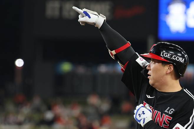 LG 김현수가 10월 31일 열린 2025 한국시리즈 5차전 한화와 경기에서 적시타를 친 뒤 세리머니 하고 있다. 연합뉴스