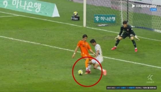 지난달 제주월드컵경기장에서 열린 제주SK와 전북 현대의 하나은행 K리그1 2025 32라운드 후반 39분, 전북 현대 전진우가 페널티 박스 안에서 제주 수비수 장민규에게 발목이 걸린 순간. 이동준 주심은 그러나 페널티킥을 선언하지 않았고, 페널티킥 여부를 확인하기 위한 온 필드 리뷰조차 진행되지 않았다. /사진=중계화면 캡처