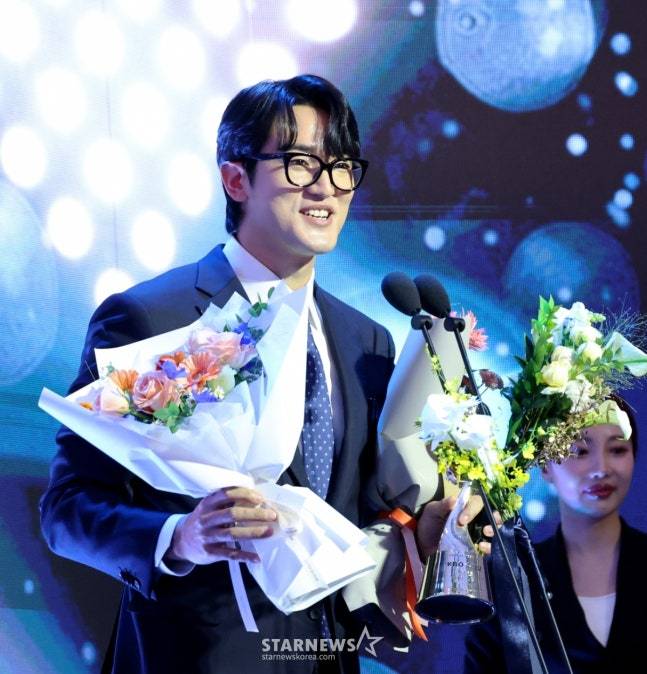KT 고영표가 24일 서울 롯데호텔 월드 크리스탈볼룸에서 열린 '2025 신한 SOL 뱅크 KBO 시상식'에서 수비상 투수 부문을 수상하고 소감을 말하고 있다. /사진=강영조 선임기자