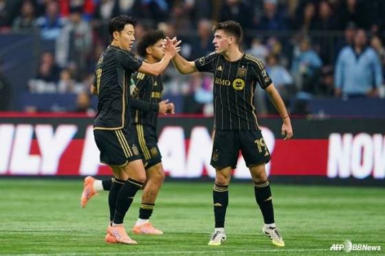 손흥민(왼쪽)이 23일 오전 11시 30분(한국시간) 캐나다 밴쿠버 BC 플레이스에서 열린 미국 메이저리그 사커(MLS)컵 플레이오프(PO) 콘퍼런스 준결승(8강) 경기에서 만회골을 넣고 달려가고 있다. /AFPBBNews=뉴스1