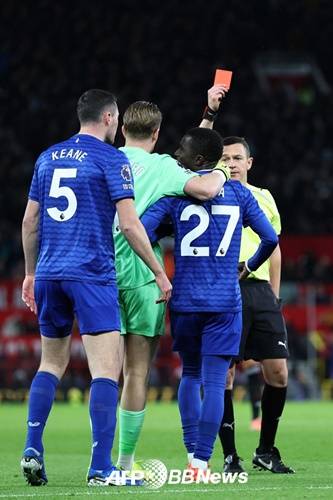 이드리사 게예(27번)가 레드카드를 받고 있다. /AFPBBNews=뉴스1