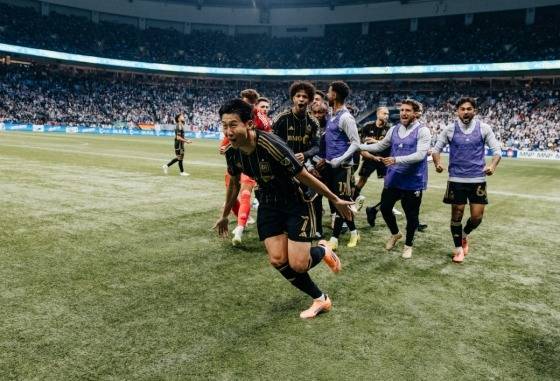 손흥민(가운데)이 23일(한국시간) BC 플레이스에서 열린 밴쿠버와 경기에서 프리킥 동점골을 넣고 달려가고 있다. /사진=로스앤젤레스FC 공식 SNS