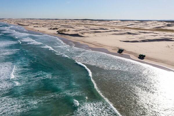 광활한 사구, 돌고래와 고래 관찰, 그리고 깨끗한 해변으로 유명한&nbsp;포트스티븐스 /&nbsp;뉴사우스웨일즈주관광청&nbsp;