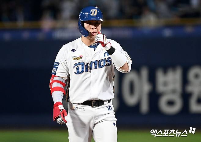 3일 오후 경상남도 창원NC파크에서 열린 '2023 신한은행 SOL KBO 포스트시즌' KT 위즈와 NC 다이노스의 플레이오프 4차전 경기, 8회말 무사 1,3루 NC 박세혁이 1타점 적시타를 날린 후 세리머니를 하고 있다. 엑스포츠뉴스 DB
