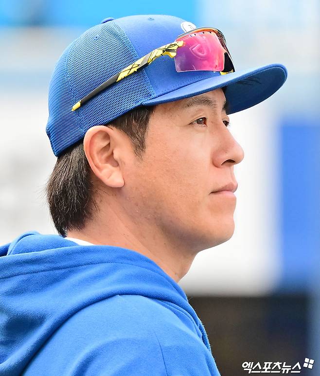 22일 오후 대구삼성라이온즈파크에서 열리는 '2025 신한 SOL Bank KBO 포스트시즌' 한화 이글스와 삼성 라이온즈의 플레이오프 4차전 경기, 삼성 강민호가 생각에 잠겨 있다. 엑스포츠뉴스 DB