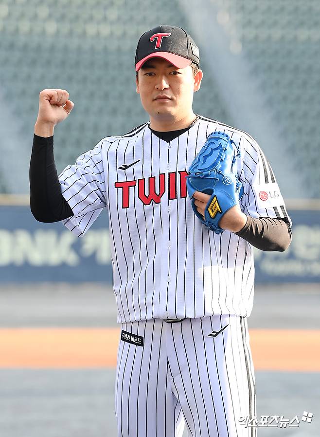 8일 오후 서울 송파구 잠실야구장에서 LG트윈스 2025년 선수단 신년인사회가 열렸다.  이날 신년인사회에 참석한 LG 심창민이 포토타임을 갖고 있다. 엑스포츠뉴스 DB