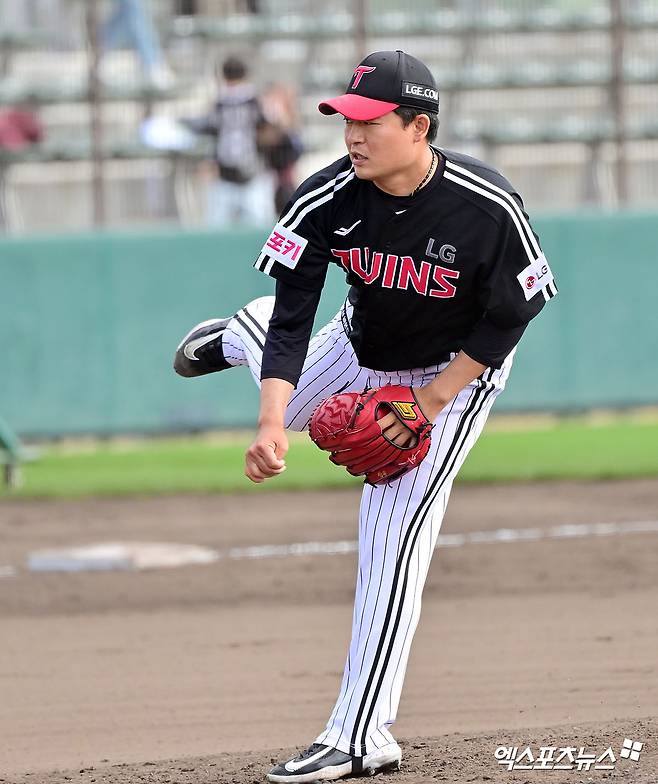 27일 오후 일본 오키나와 킨 구장에서 열린 LG 트윈스와 KIA 타이거즈의 연습경기, 6회말 LG 심창민이 공을 힘차게 던지고 있다. 엑스포츠뉴스 DB