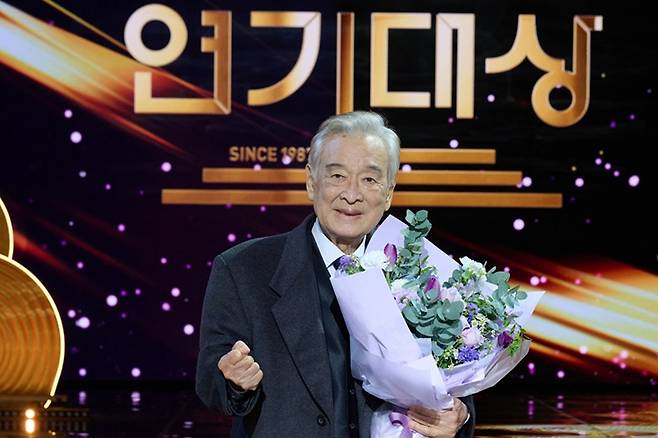 '2024 KBS 연기대상'에서 대상 수상한 배우 이순재 (서울=연합뉴스)  배우 이순재가 KBS 연기대상을 거머쥐었다. KBS 역대 최고령 대상 수상자다. 
    이순재는 11일 오후 9시 20분부터 12일 새벽까지 방영된 '2024 KBS 연기대상'에서 대상 수상자로 호명됐다. 
    이순재는 KBS 2TV 드라마 '개소리'에서 개의 목소리를 듣게 된 원로 배우를 연기했다. 드라마는 자체 최고 시청률 4.6％를 기록했다. 2025.1.12 photo@yna.co.kr