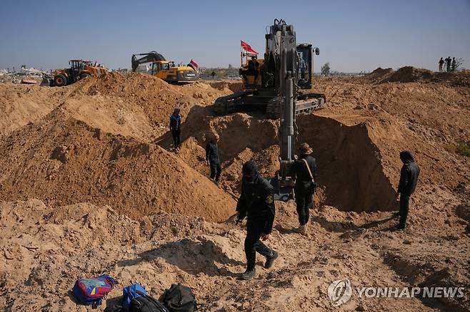 22일(현지시간) 가자지구 누세이라트 지역 인질 시신 수색 작업 [AP 연합뉴스 자료사진. 재판매 및 DB 금지]