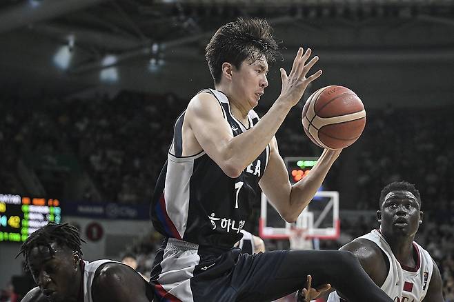 공 잡아내는 이현중 (서울=연합뉴스) 20일 경기도 안양 정관장 아레나에서 열린 하나은행 초청 2025 남자농구 국가대표 평가전 한국과 카타르와의 경기에서 이현중이 공을 잡아내고 있다. 2025.7.20 [대한민국농구협회 제공, 재판매 및 DB 금지] photo@yna.co.kr