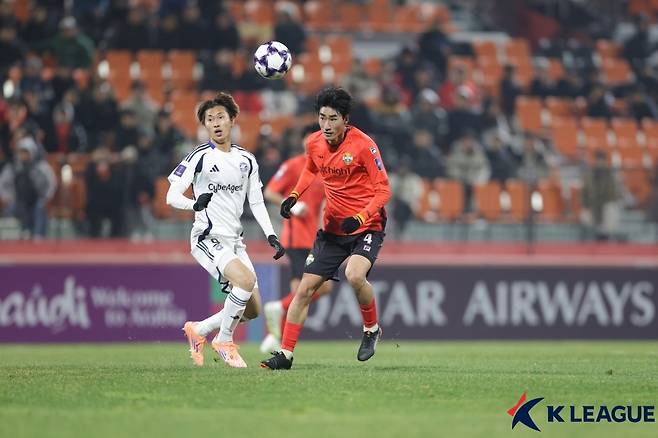 헤더 노리는 강원FC 서민우 [한국프로축구연맹 제공. 재판매 및 DB 금지]