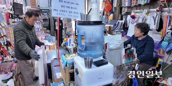 동광과학교재사 양환구·이상분사장 부부 모습. /박소연PD parksy@kyeongin.com