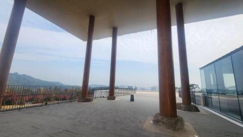 11개 기둥과 지붕 처마아래 비워진 공간에서의 시선은 멀리 팔공산까지 확장한다.매일신문DB