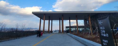 11개 기둥과 지붕 처마아래 비워진 공간에서의 시선은 멀리 팔공산까지 확장한다.매일신문DB