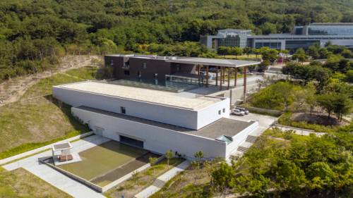 경사지 기단 위에 지붕이 떠있는 미술관은 ‘위에서 아래로’ 내려가는 흐름이다.매일신문DB