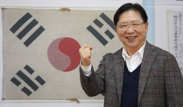 독도가수 서희 씨가 조양회관 2층 강당에서 태극기 사진을 배경으로