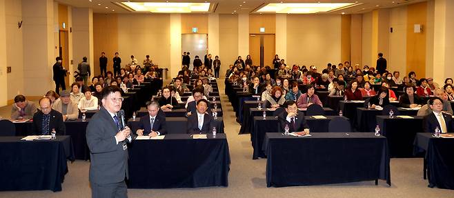 경주시가 주최, 경북매일신문 주관, 한국수력원자력(주) 월성원자력본부가 후원한 ‘2025 경북원자력 포럼’이 26일 오후 강동리조트 그랜드볼룸에서 열렸다. 안현실 UNIST부총장이 기조강연을 하고 있다. /이용선기자