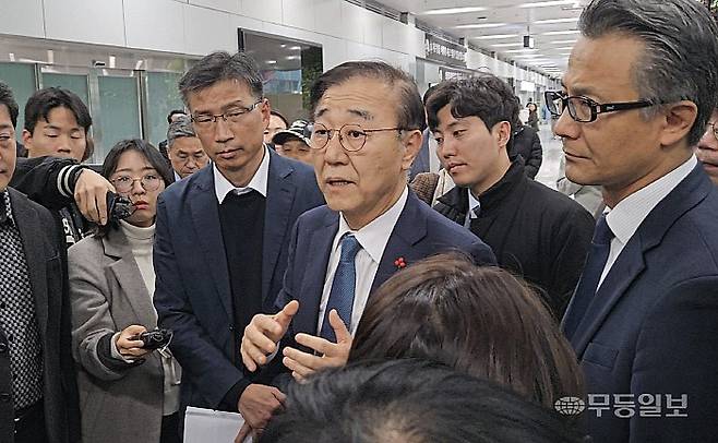 26일 오후 4시30분께 무안국제공항을 방문한 김윤덕 국토교통부 장관이 12·29 무안공항 제주항공 여객기 참사 유가족의 반발로 면담을 하지 못하고 돌아가고 있다. 강주비 기자