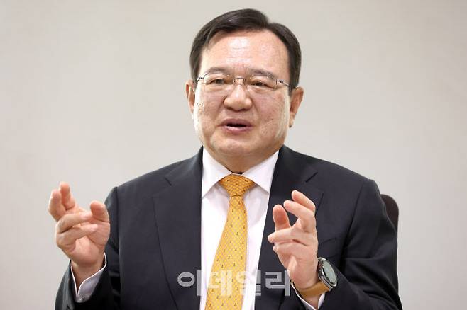 김영진 한독 회장이 예종석 대기자와 함께 ‘파워인터뷰’를 하고 있다. (사진=방인권 기자)