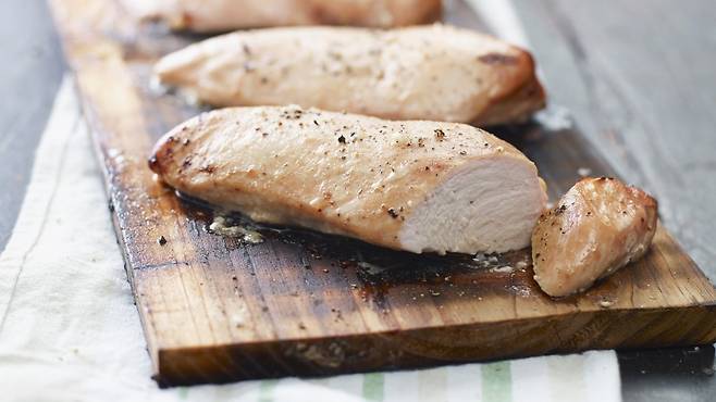 단백질은 신체 조직과 근육을 복구하고, 항체를 생성하며 아미노산 합성에 도움이 된다｜출처: 클립아트코리아