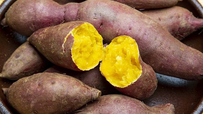 고구마는 우리 몸에서 비타민 A로 전환되는 베타카로틴이 들어있다｜출처: 클립아트코리아