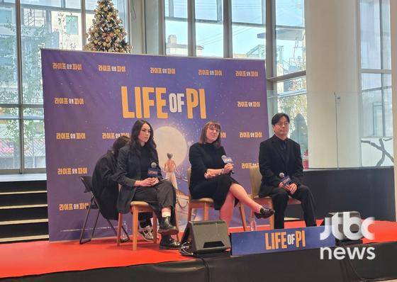 26일 서울 강남구 GS 아트센터에서 공연 '라이프 오브 파이' 한국 초연 제작진 공동 인터뷰가 진행 된 가운데, 현장에는 (왼쪽부터) 케이트 로우셀 글로벌 협력 무브먼트&퍼펫 디렉터, 리 토니 인터내셔널 연출, 신동원 프로듀서가 참석해 작품에 대한 다채로운 이야기를 전했다. 〈사진=JTBC엔터뉴스 DB〉