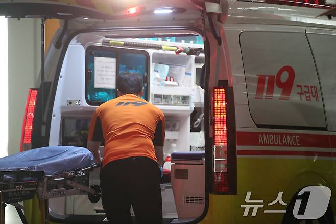 서울 시내의 한 대학병원 권역응급의료센터에서 구급대원이 구급차량을 정리하고 있다. 2024.9.9/뉴스1 ⓒ News1