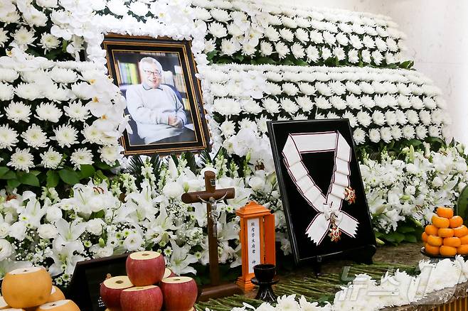 향년 91세를 일기로 별세한 원로 배우 겸 이순재 전 국회의원의 빈소가 지난 25일 서울아산병원 장례식장에 마련된 가운데 정부가 故 이순재 씨에게 추서한 금관문화훈장이 빈소에 놓여있다. 2025.11.26/뉴스1 ⓒ News1 사진공동취재단