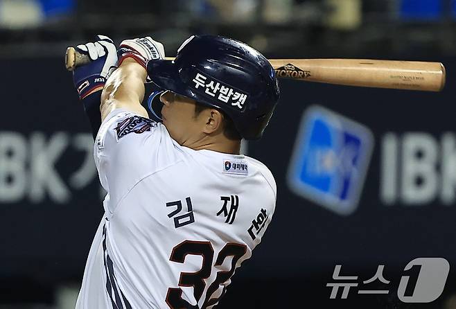 24일 오후 서울 송파구 잠실야구장에서 열린 프로야구 '2025 신한 SOL뱅크 KBO 리그' 한화 이글스와 두산 베어스의 경기에서 7회말 1사 주자 1루 상황 두산 김재환이 2점 홈런을 날리고 있다. 김재환은 10시즌 연속 10홈런 기록을 만들었다. 2025.7.24/뉴스1 ⓒ News1 박정호 기자