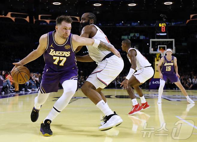 LA 레이커스의 루카 돈치치(왼쪽)가 26일(한국시간) 열린 2025-26 NBA LA 클리퍼스와 경기에서 43점 9리바운드 13어시스트로 활약해 팀의 135-118 승리를 이끌었다. ⓒ AFP=뉴스1