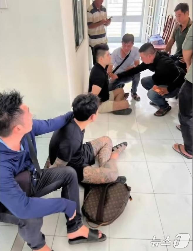 베트남 호치민에서 시신을 대형 가방에 유기한 한국 국적 용의자 2명이 현지 경찰에 체포됐다.(베트남 플러스 제공. 재판매 및 DB 금지)2025.11.26/뉴스1