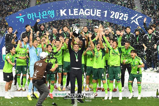 전북 현대 거스 포옛 감독(가운데)이 8일 전주월드컵경기장에서 열린 하나은행 K리그1 대전 하나 시티즌과 경기 후 진행된 우승 시상식에서 트로피를 들어올리며 기뻐하고 있다. 2025. 11. 8.  전주 | 박진업 기자 upandup@sportsseoul.com