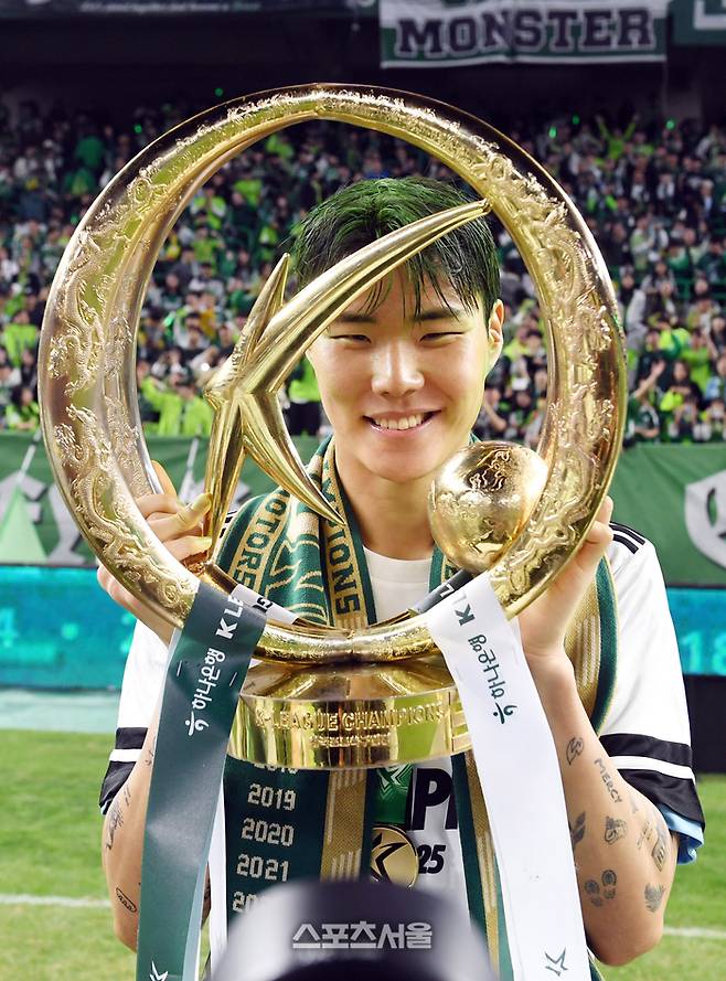 전북 현대의 골키퍼 송범근가 8일 전주월드컵경기장에서 열린 하나은행 K리그1 대전 하나 시티즌과 경기 후 진행된 우승 기념 행사에서 팬들 앞에서 트로피를 들고 기념촬영을 하고 있다. 2025. 11. 8.  전주 | 박진업 기자 upandup@sportsseoul.com