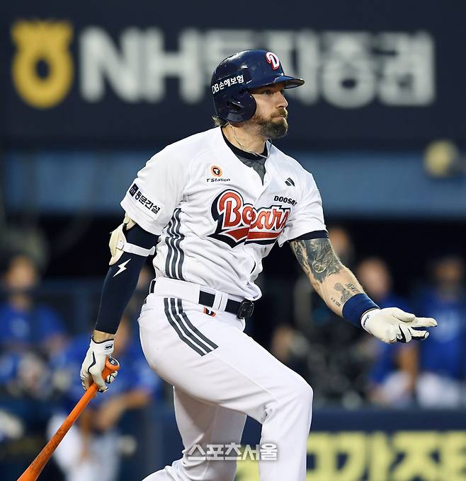 두산 케이브가 잠실구장에서 열린 2025 KBO리그 삼성과 경기 5회말 1사 2루 상황에서 삼성 선발 최원태를 상대로 1타점 2루타를 치고 있다. 3회말에 이은 케이브의 두 번째 1타점 2루타. 잠실 | 박진업 기자 upandup@sportsseoul.com