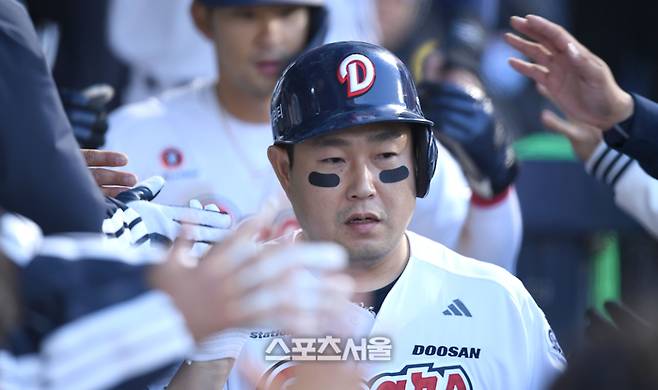 두산 양의지가 3일 잠실야구장에서 열린 2025 KBO 리그 키움과 경기 1회말 2사1,2루 좌월홈런을 날린 후 동료들과 하이파이브를 하고 있다. 잠실 | 최승섭 기자 thunder@sportsseoul.com
