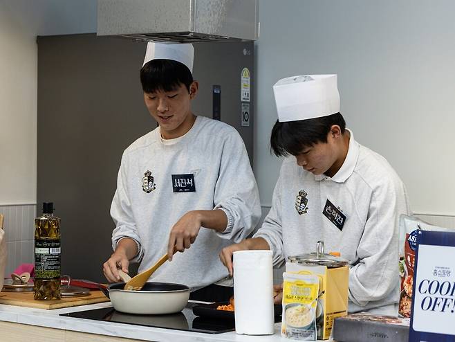 '쿡 오프(Cook-off)' 이벤트에 나선 서진석(왼쪽)과 손혁찬. /사진=서울이랜드