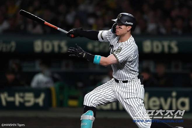 한신 4번 타자 사토. 프로 5년차에 처음으로 베스트9 3루수로 선정됐다. 그는 올해 40홈런-100타점을 넘은 유일한 타자다. 사진출처=한신 타이거즈 SNS