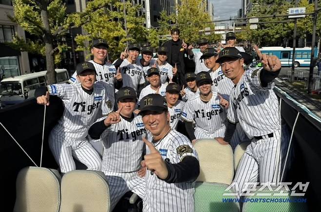 우승 퍼레이드 차량에서 포즈를 취한 선수들. 사진출처=한신 타이거즈 SNS
