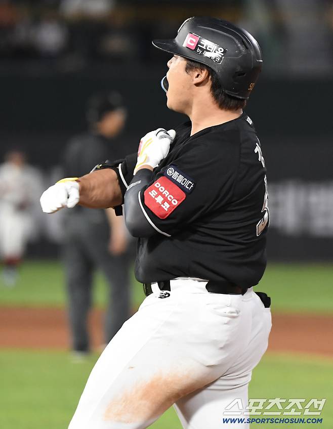 28일 부산 사직구장에서 열린 KT-롯데전. 10회초 1사 2루. 강백호가 1타점 역전 적시타를 친 후  환호하고 있다. 부산=정재근 기자 cjg@sportschosun.com/2025.8.28/