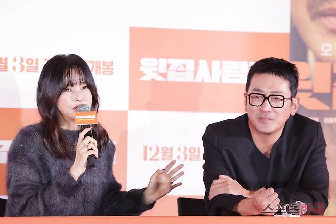 영화 '윗집 사람들' 언론시사회에 참석한 배우 이하늬, 하정우. 25.11.25 ⓒ이혜영 기자 lhy@hankooki.com