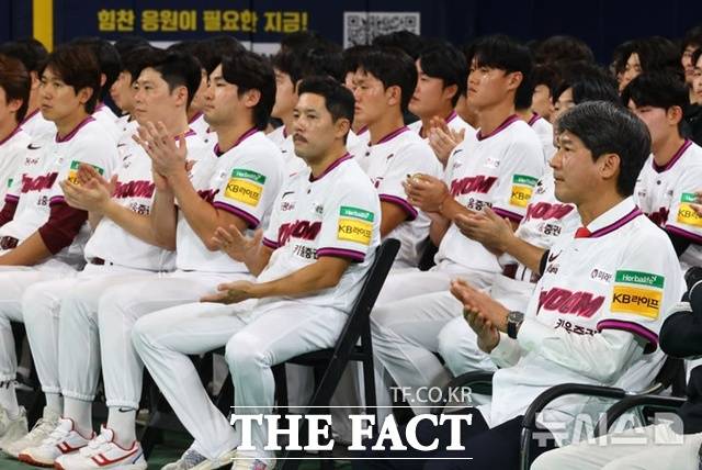 설종진 감독(오른쪽)을 비롯한 키움 히어로즈 선수단. 키움 주축 타자 송성문이 메이저리그에 포스팅을 신청해 놓고 있다. 2026시즌에도 유력한 최하위 후보다. /뉴시스