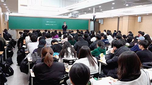 어렵다고 포기하지 않는 게 중요하다는 김영훈 강사. 보다 쉽게 이해할 수 있도록 문제 해설 영상을 QR로 제공하고 유튜브 채널 ‘생명독학’도 운영 중이다.