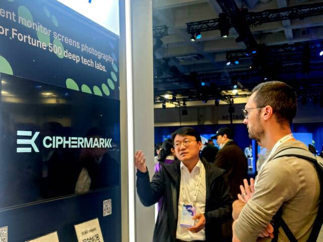 마크애니 최고 대표가 MS Ignite 전시부스에서 참관객에게 싸이퍼마크(Ciphermark) 솔루션을 설명하고 있는 모습(사진제공=마크애니)