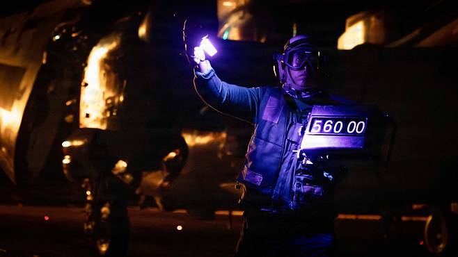 미 해군이 " 카리브해에서 야간 비행 작전을 수행했다"며 올린 사진. /미 해군 X