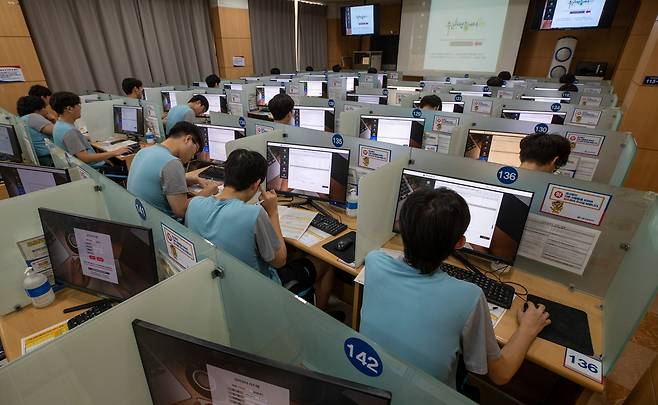 2024년 2월 1일 오전 서울 영등포구 서울지방병무청 제1병역판정검사장에서 검사 대상자들이 적성검사를 받고 있다. /조선DB