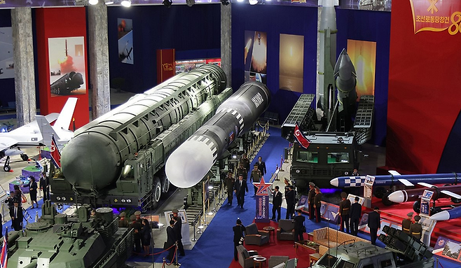 북한이 지난 10월 4일 무장장비전시회 '국방발전-2025'에서 선보였던 대륙간탄도미사일(ICBM)이 '화성-20형' 이라는 분석이 12일 제기됐다. 조선중앙통신이 지난 5일 공개한 전시회 사진을 보면 신형 ICBM '화성-20형' 추정 미사일과 이동식발사대가 전시되어 있다. ⓒ연합뉴스